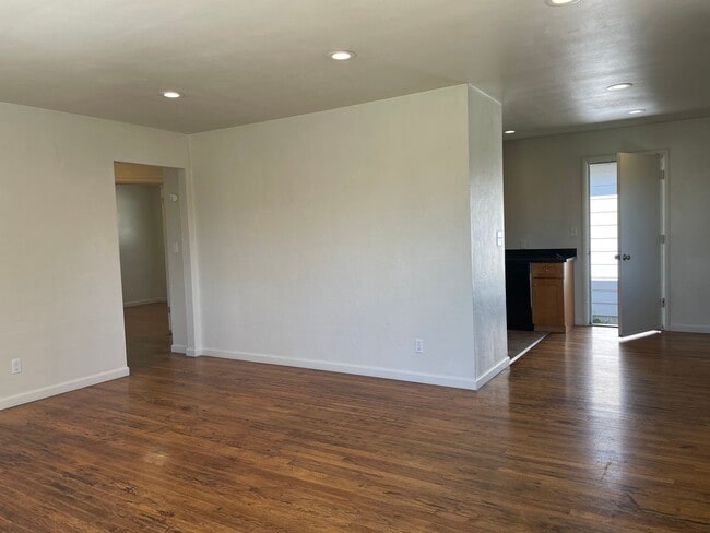 Building Photo - Nice 2 Bedroom 1 Bath Front Duplex-Parking and a Garage with Remote for Easy Access