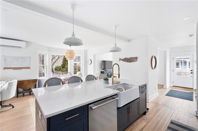 Building Photo - 69 Connection St