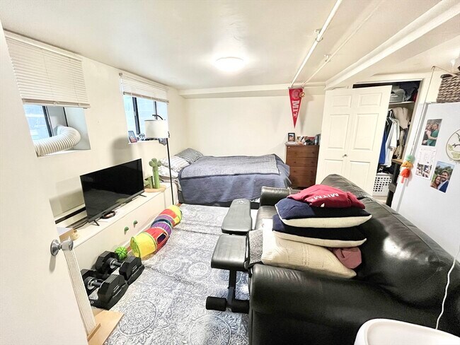 Building Photo - 9 Cedar St