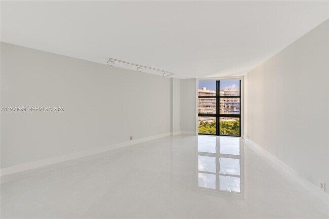 Building Photo - 1121 Crandon Blvd