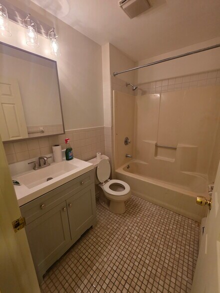 Building Photo - 25 Elm Ave