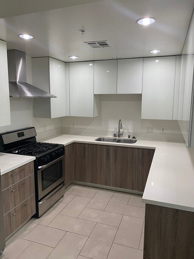 Building Photo - 1008 N Monterey St