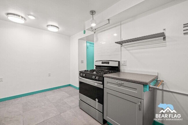 Building Photo - For Rent – 1 Bedroom Back Unit in Mid-Town...