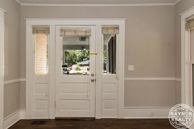 Building Photo - 223 S Main St