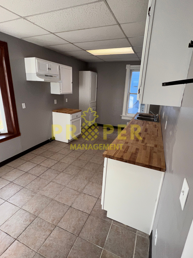 Building Photo - 3 bedrooms 2 full bathrooms