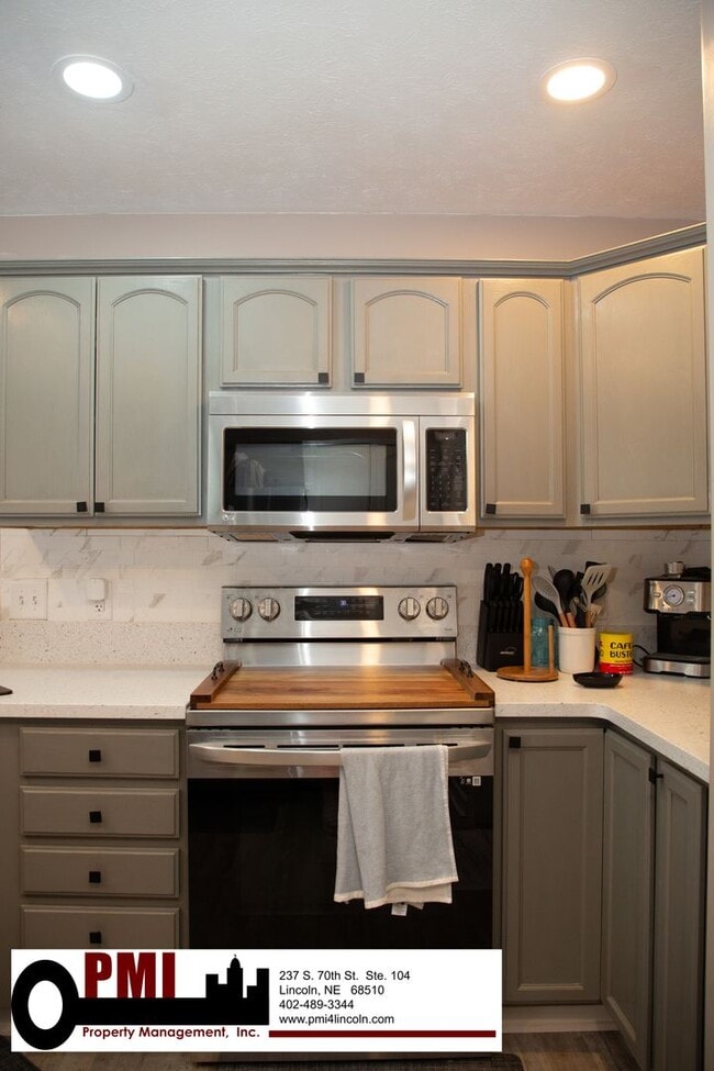 Building Photo - 4 Bedroom and 3 bathroom Fully Furnished