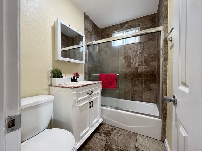 Building Photo - **5886 Lemon Ave Long Beach** 2 Bedroom 1 ...