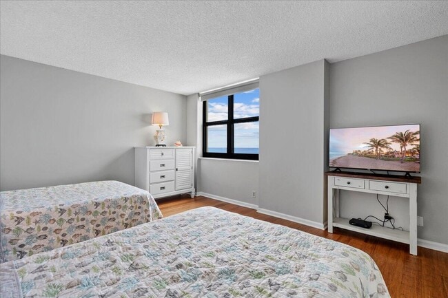 Building Photo - 5420 N Ocean Dr