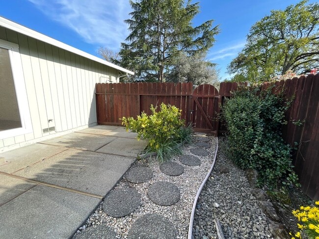 Building Photo - Spacious three bedroom home in desirable Windsor neighborhood!