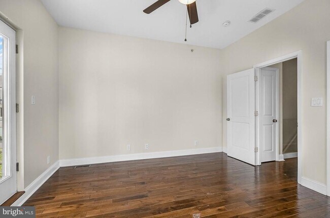 Building Photo - 2050 Frankford Ave