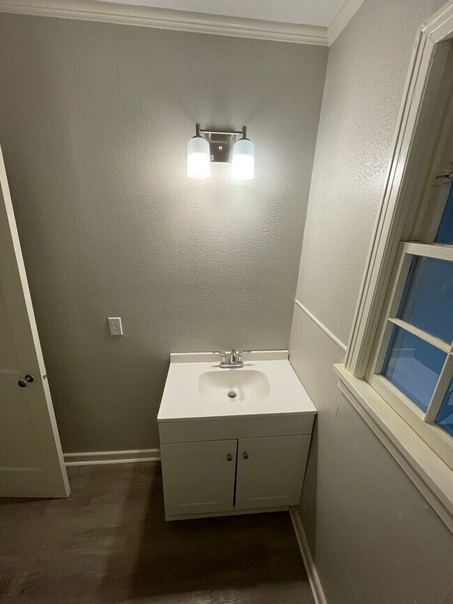 Building Photo - Just Remodeled 2 Bed, 1 Bath Home