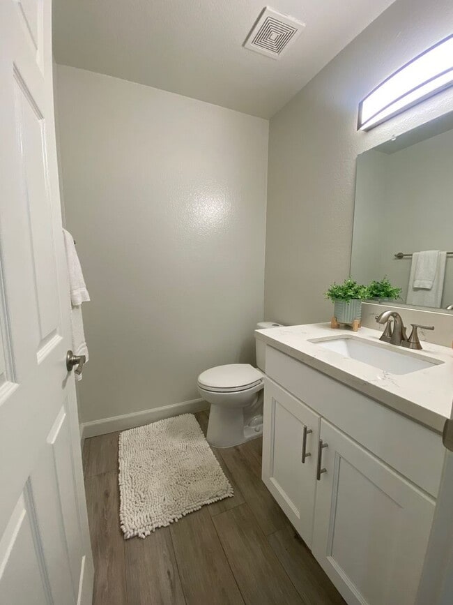 Building Photo - Alta Loma Woods Two Bed with Small Yard an...