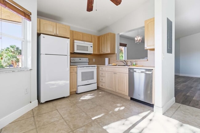 Building Photo - Beautiful Condo