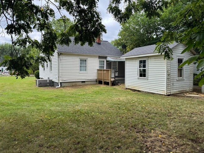 Building Photo - Newly updated 3 bedroom 1 bath with hardwo...