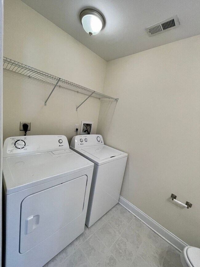 Building Photo - Nice 2 Bedroom, 2.5 Bath Townhouse