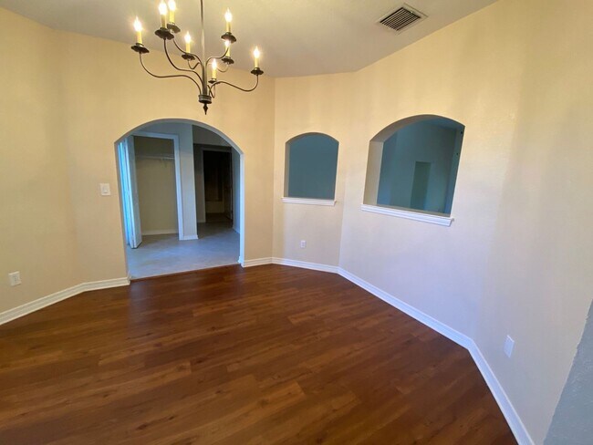 Building Photo - Expansive Home in the Desirable "The Hammo...