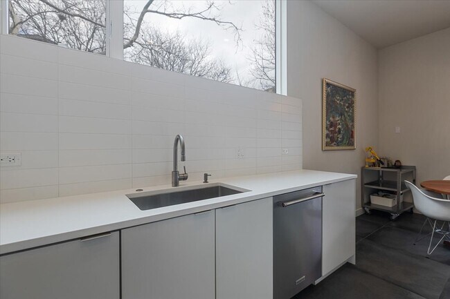 Building Photo - 559 E 50th St