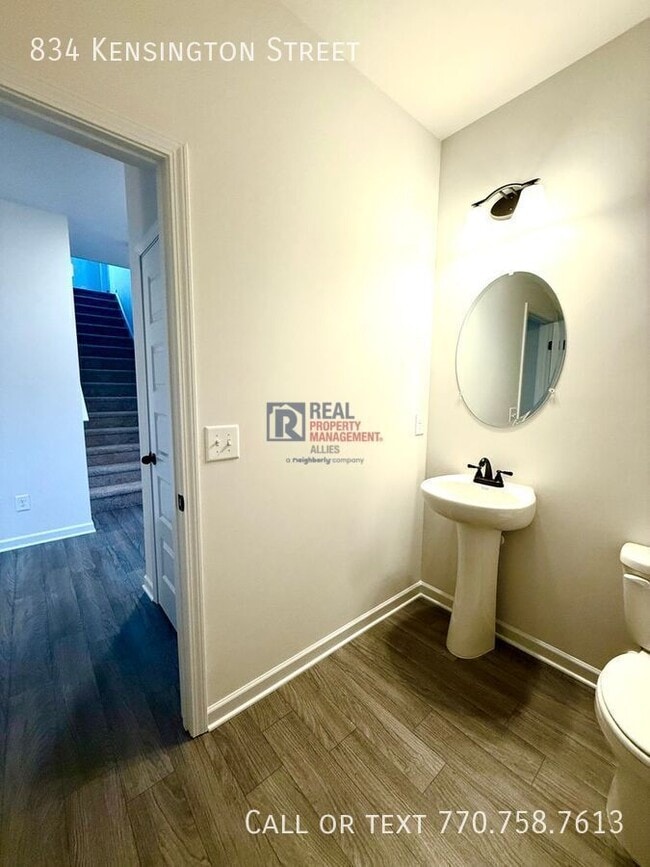 Building Photo - 834 Kensington St