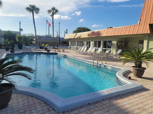Building Photo - 805 W Oakland Park Blvd