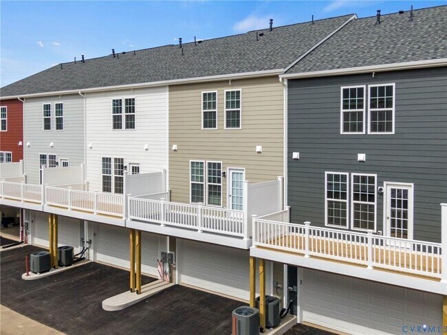 Building Photo - 13800 Village View Dr