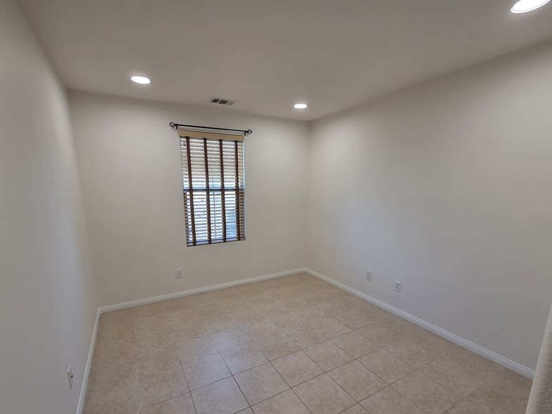 Building Photo - 60 Keepsake