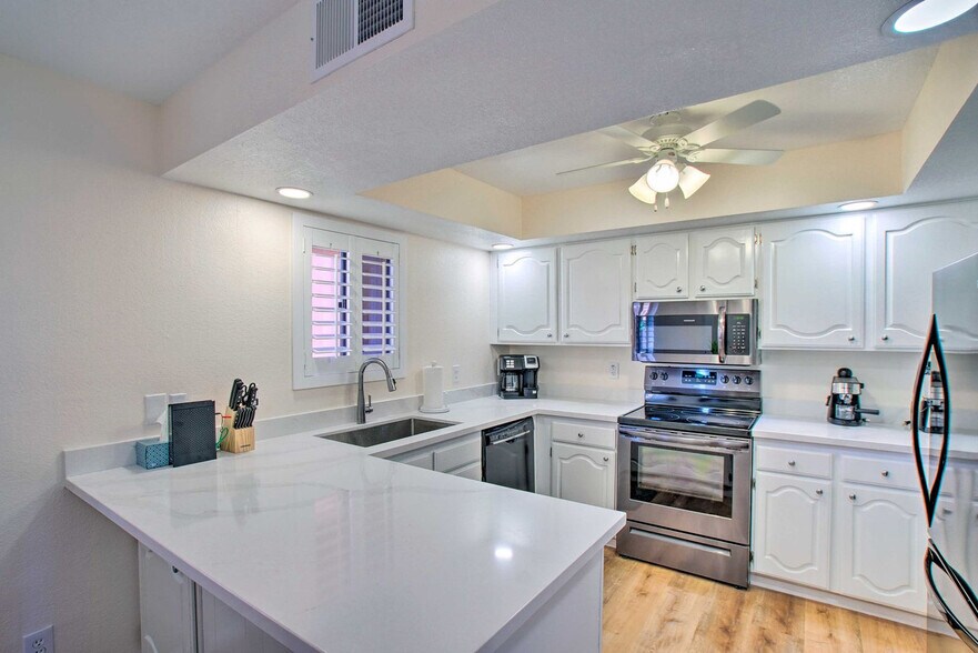 Building Photo - 4303 E Cactus Rd