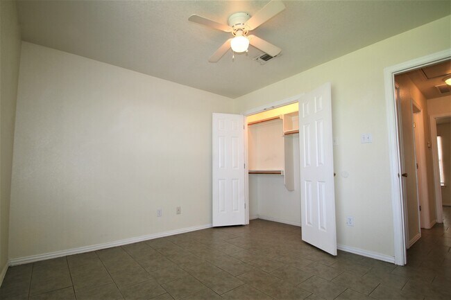 Building Photo - 417 N Blue Jay Ct