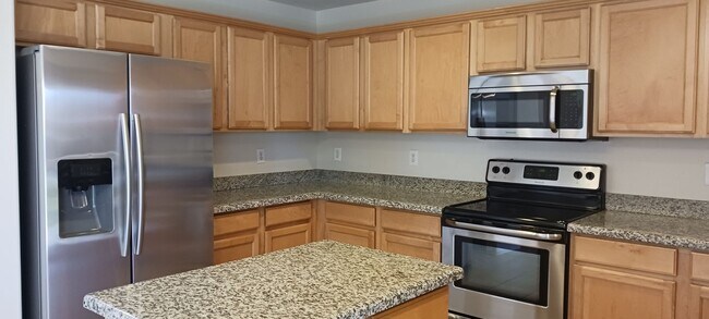 Building Photo - Spacious Two Story 4 Bed/3 Bath with Large...