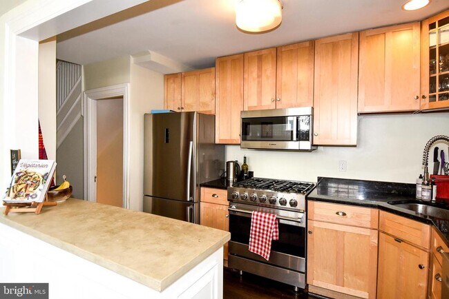 Building Photo - 2426 Observatory Pl NW