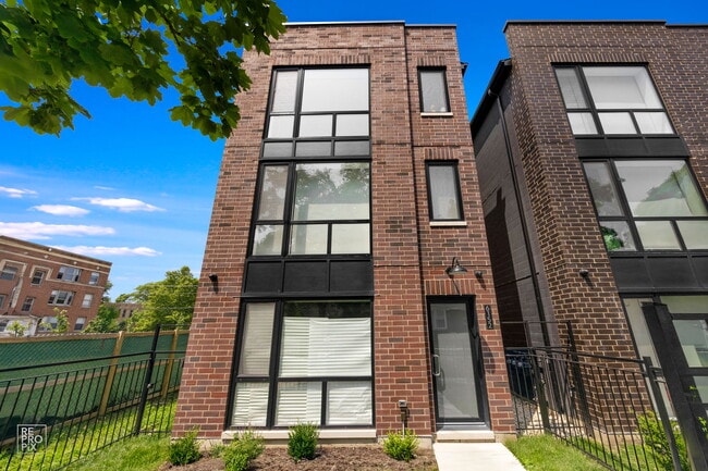 Primary Photo - 6152 S Champlain Ave