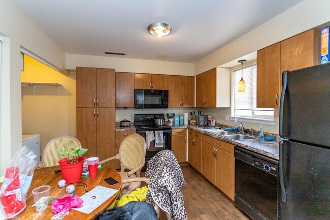 Building Photo - Fourplex in great central location!