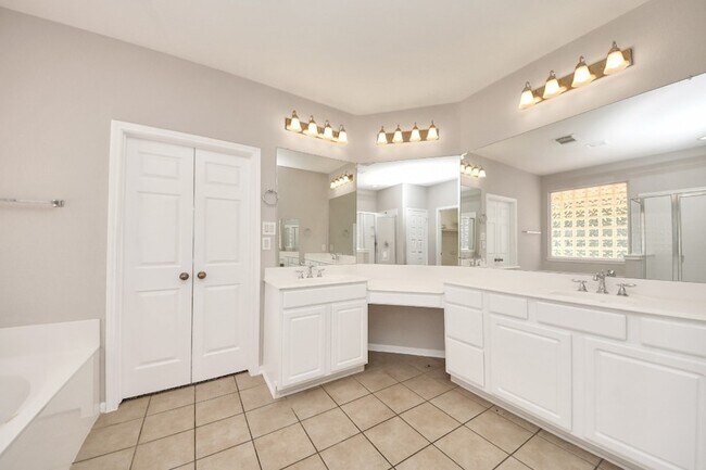 Building Photo - 4422 Roundtree Ln