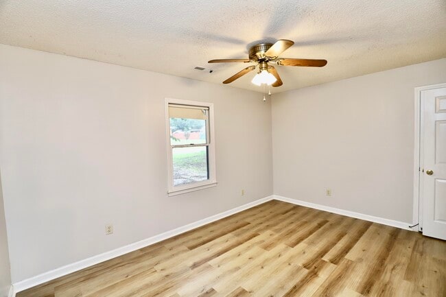 Building Photo - 806 Club Ln