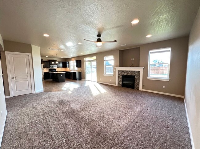 Building Photo - West Richland Home On 0.32 Acres