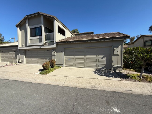 Building Photo - Remodeled 2-Bedroom Townhome in Tierrasant...
