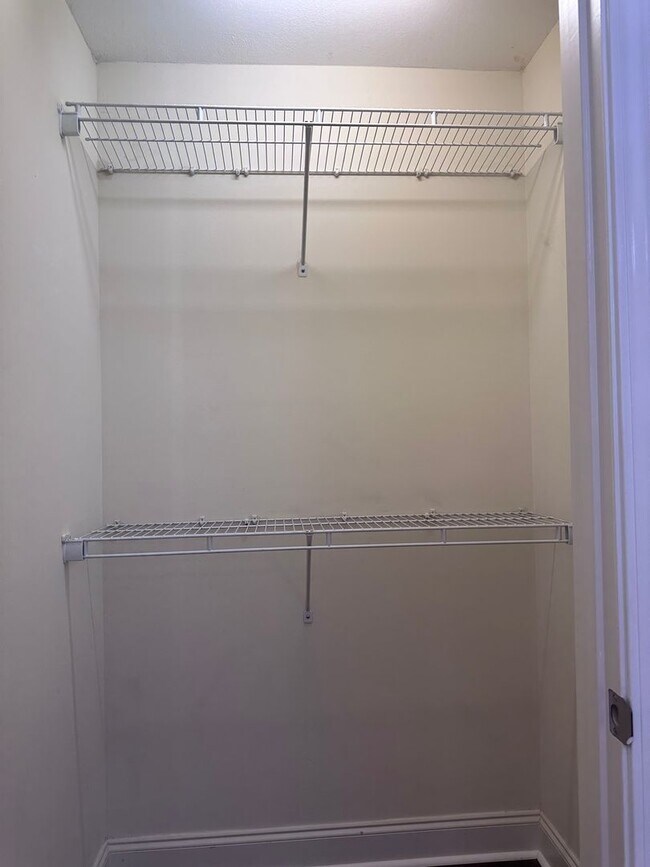 Building Photo - Great Location - 2 Bedroom/2.5 Bath Condo ...