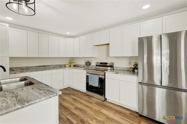 Building Photo - 312 N La Vernia St