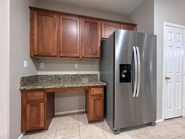 Building Photo - Spacious single story home w/3 beds, 2 bath, den, 2 car garage, near everything.