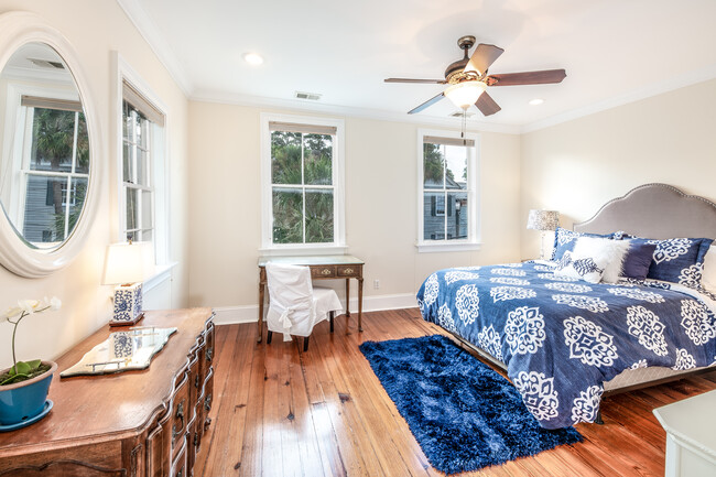 Second bedroom with queen bed - 175 Wentworth St