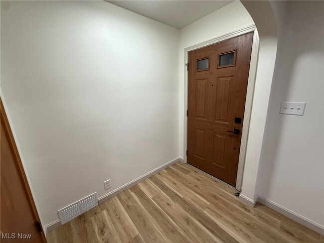 Building Photo - 230 E 21st St