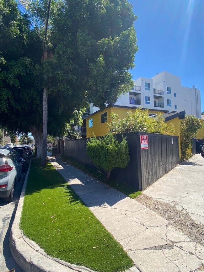 the yellow house - 11120 Hartsook St
