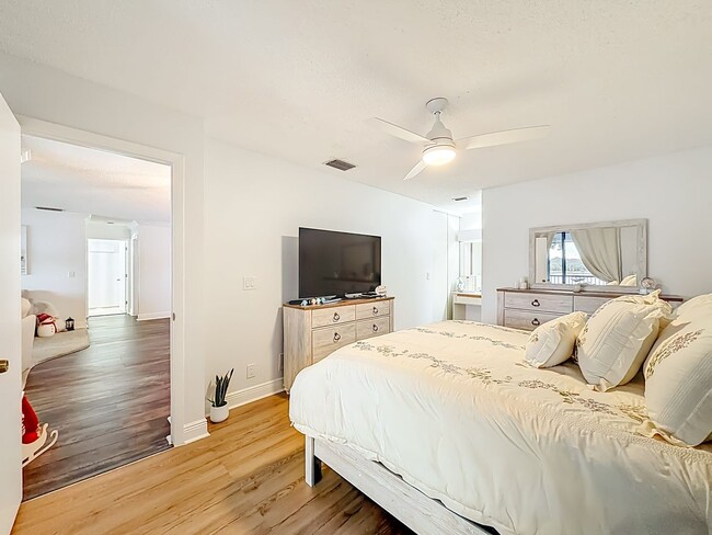 Building Photo - Gorgeous 3 bedroom Corner Unit with Lake view in Coconut Creek