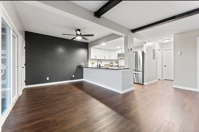 Building Photo - 605 W Crest Dr