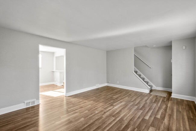 Building Photo - GORGEOUS 3 BEDROOM HOME IN BROOKLINE! FEAT...