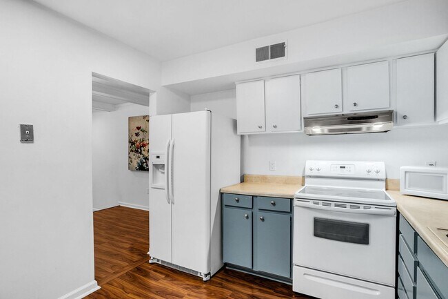 Building Photo - Prime Greenville Location! 3BR Ground Floor Condo in Gated Community