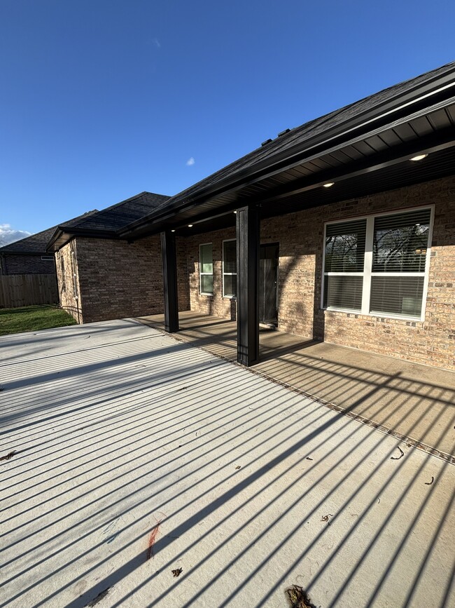 Building Photo - 3812 SW Pinecrest Dr