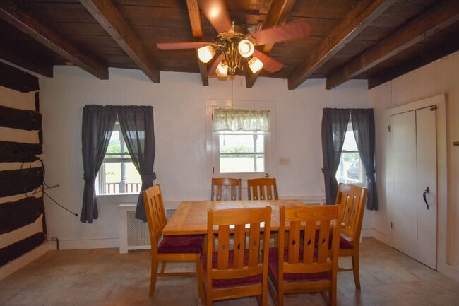 Building Photo - Large Home on Jacksonville Rd with Laundry!
