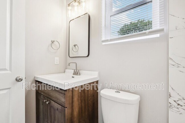 Building Photo - 2015 E Maryland St