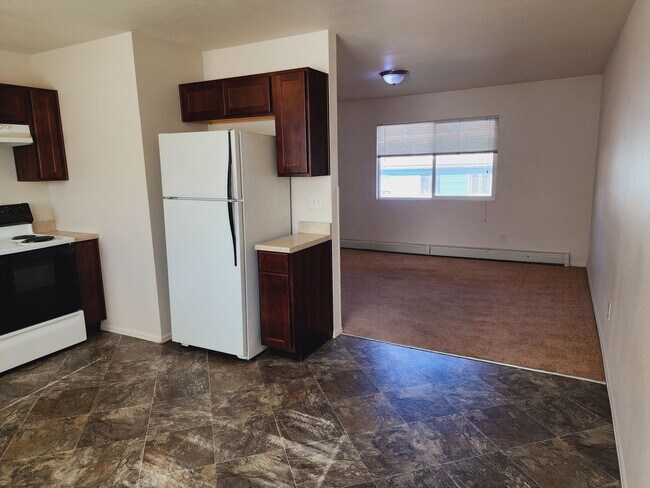 Building Photo - Cute 2 bedroom unit on University Dr.
