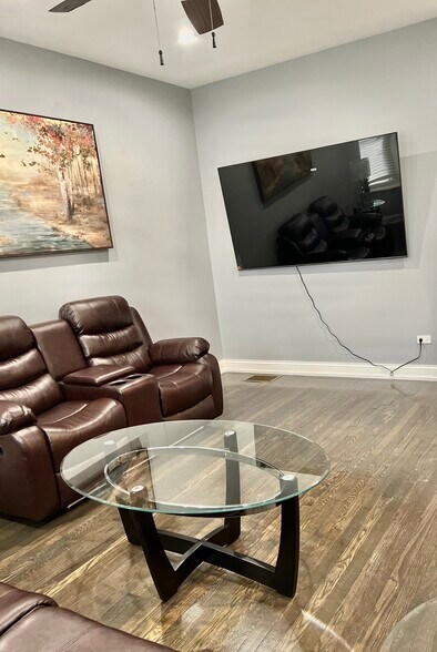 Building Photo - 1059 N Mayfield Ave